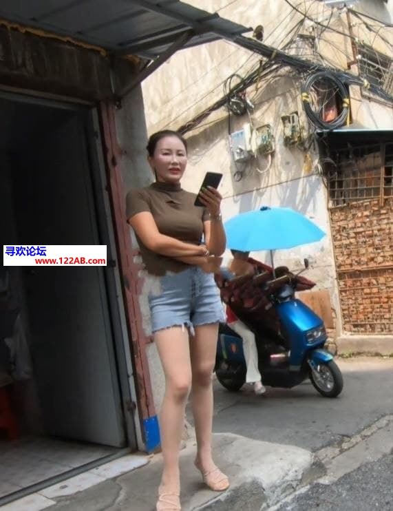#武汉#,#扫街#,#站街# 2] 武汉 江夏 按照第一张图片药店导航 旁边巷子进去 上午就开门了 晚上关门 一排有十多个嫂子 玩了一下图片上这个40多岁的嫂子